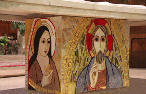 Nelle foto i due mosaici di Rupnik presenti nella Parrocchia di S. Giustina
