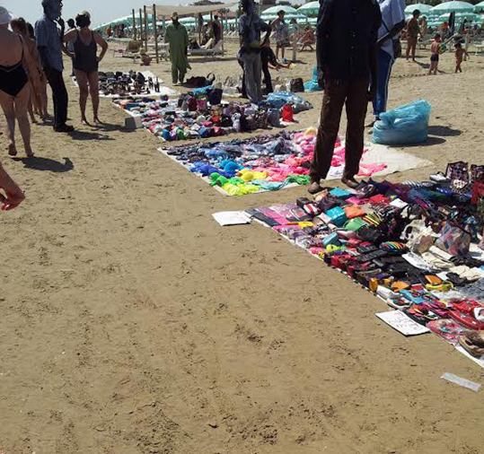 Non c’è crisi all’ipermercato degli abusivi sulla spiaggia di Rimini