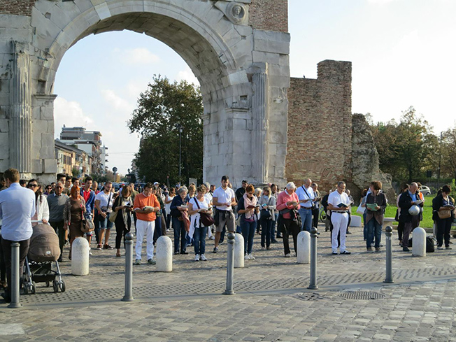 Sentinelle in piedi all’Arco d’Augusto