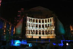 Ricostruzione virtuale di parte della sala ottocentesca del Teatro Galli di Rimini (proiettata sul cantiere del Teatro in occasione delle feste di Capodanno 2015)