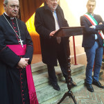 Mons. Lambiasi, Ferrini e l'assessore Jamil Sadegholvaad all'inaugurazione della lapide dedicata a Marvelli