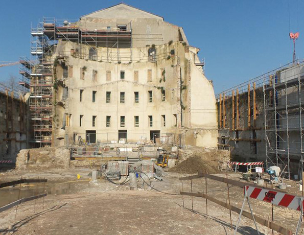 Ti faccio uno skyline così! Teatro Galli, prende Formae la tegola del blocco del cantiere