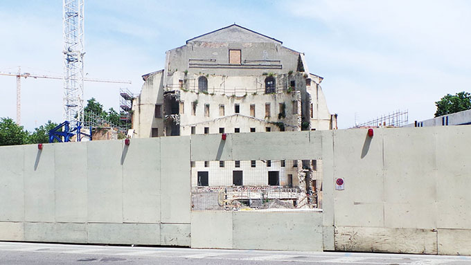 Teatro Galli, aperta la finestra sul muro che i fanatici “com’eristi” non volevano (far) vedere