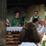 Don Davide Matteini (a fianco di don Marco Ruffini) durante la messa al campo di don Pippo