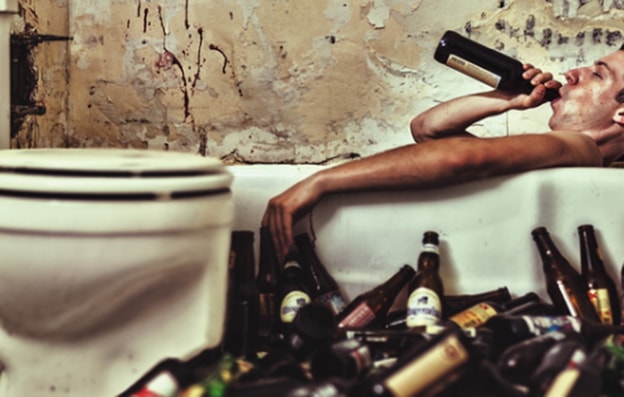 Giovani e alcol: il Comune stacca la spina. Tranne che dove si beve veramente