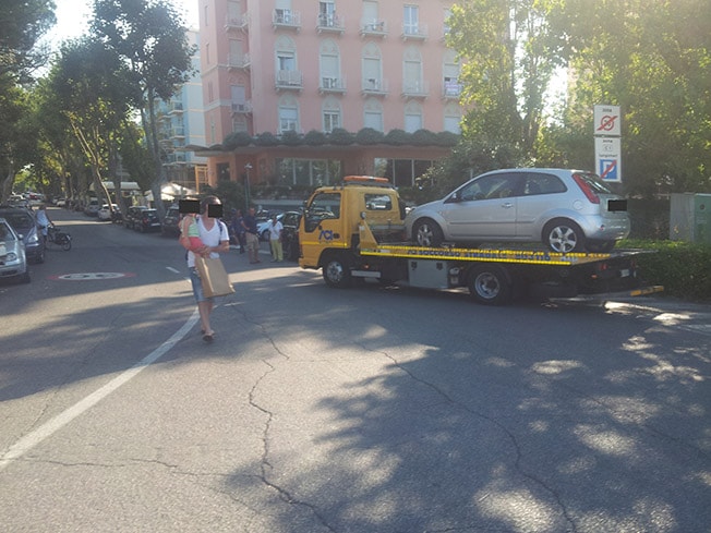 Strage di auto in sosta per liberare l’area Summer Pride