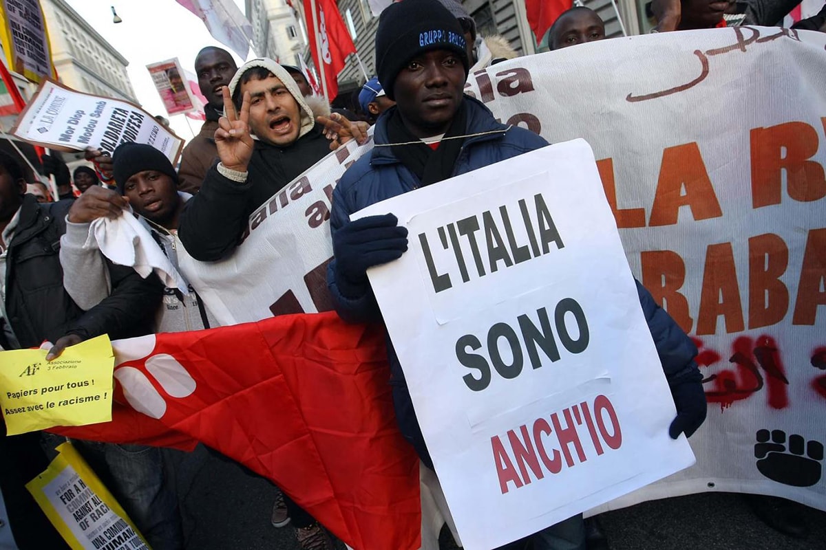 Poveri immigrati: quelli di Rimini mandano a casa loro 40 mln di euro l’anno