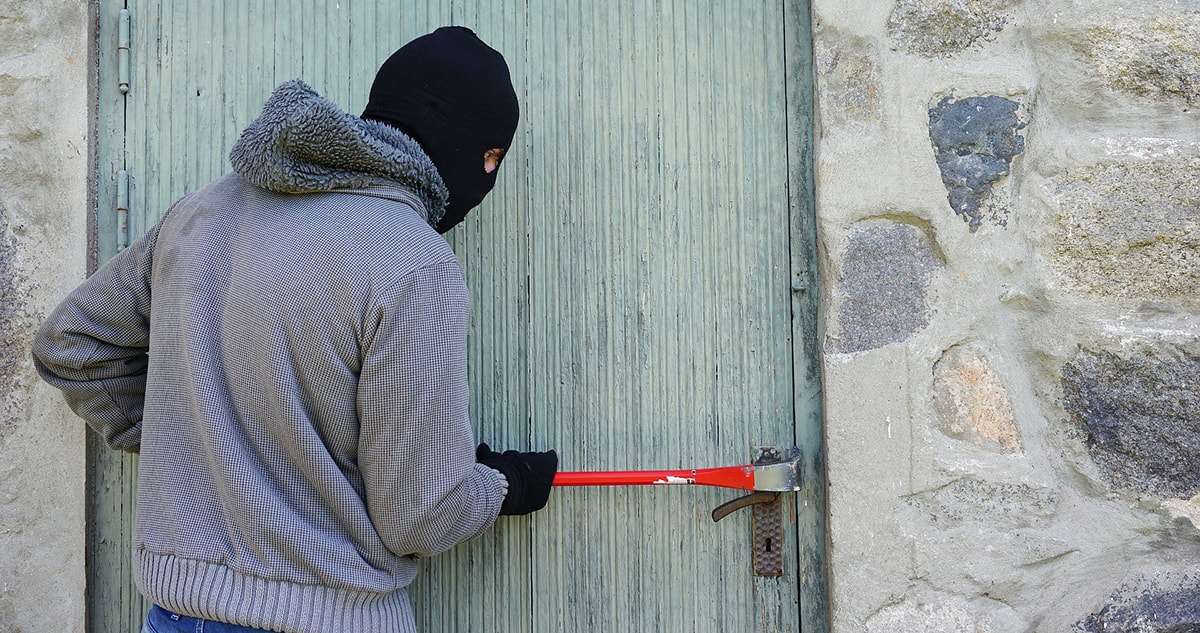 Ondata di furti al Villaggio Ina Casa: arriveranno due telecamere, ma il parco resta zona oscura