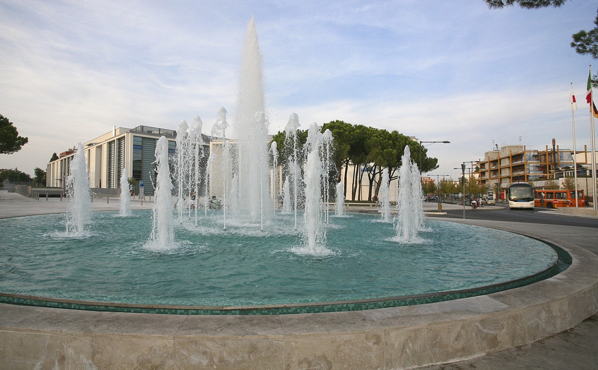 L’esercito Pd abbevera i cavalli alla fontana del Meeting