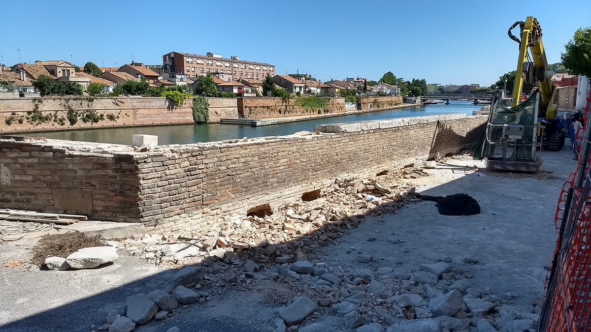 Il perito della Procura: le mura del ponte di Tiberio bucate con le passerelle sono «beni culturali»