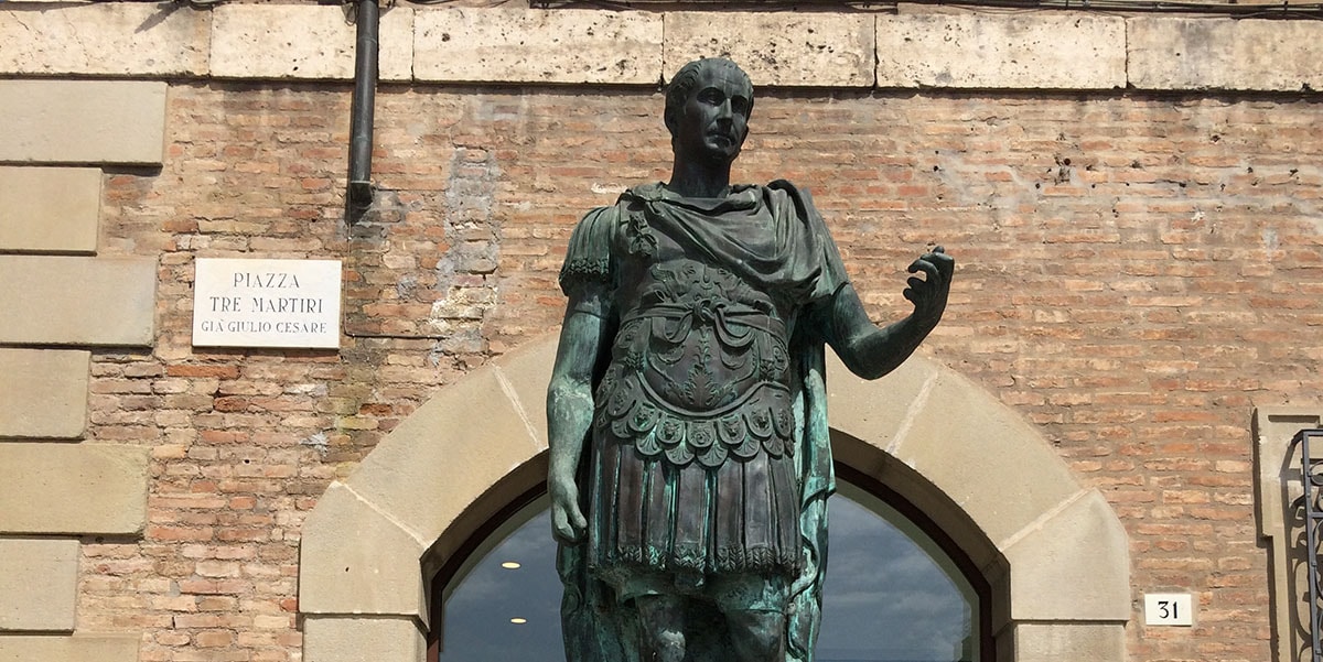 La statua di Giulio Cesare: storia di una damnatio memoriae