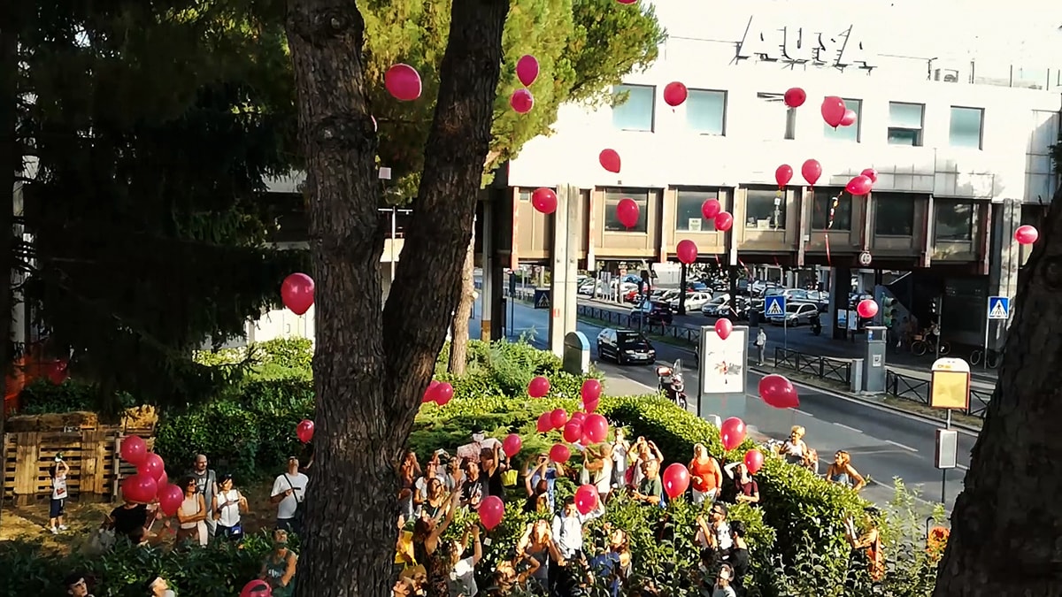 “Il cinema Astoria torni alla città”: il flash mob dei palloncini rossi