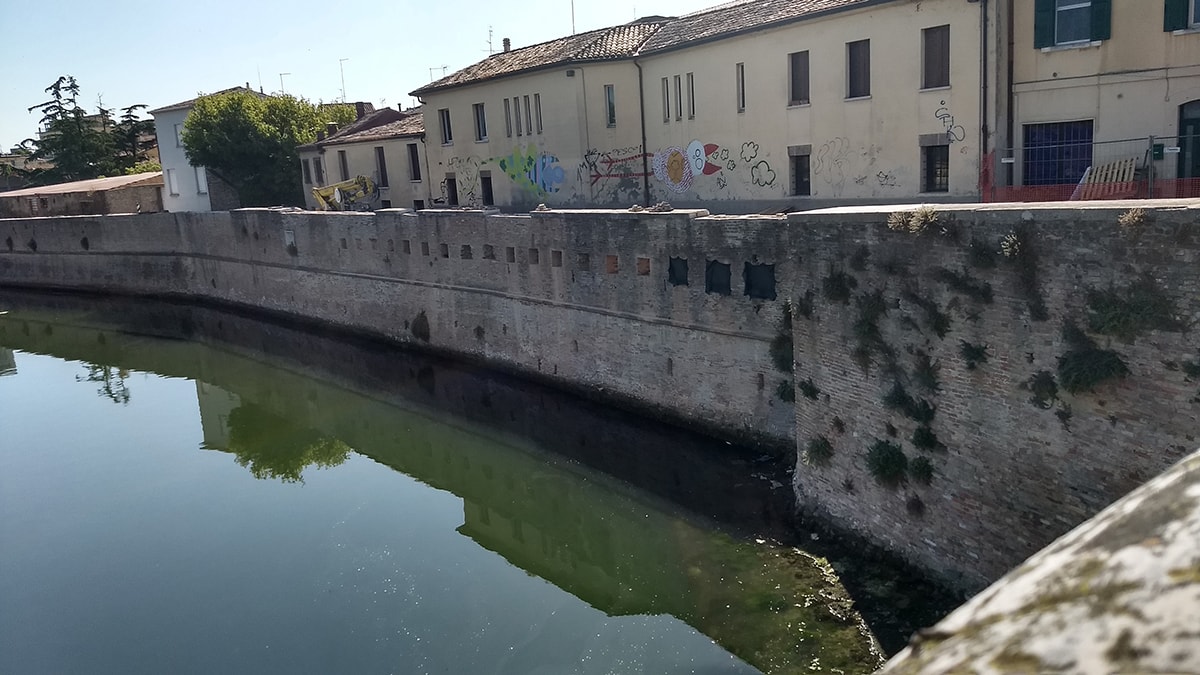 “Quale relazione tra ponte di Tiberio, mura e pontile in legno da Acqualand?”