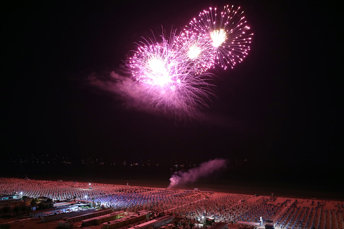 Riccione seppellisce definitivamente la Notte Rosa