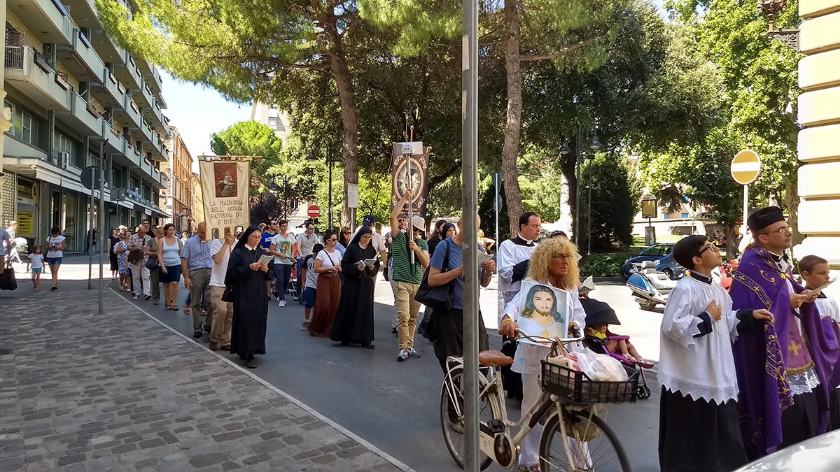 Trecento persone alla processione in riparazione del gay pride: “proclamiamo la fede di fronte all’errore”