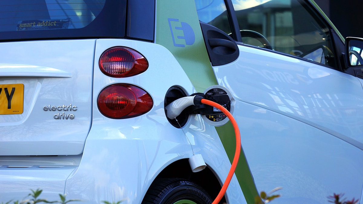 Auto elettriche a rilento: in tutta la provincia sono solo 23. Boom dell’ibrido