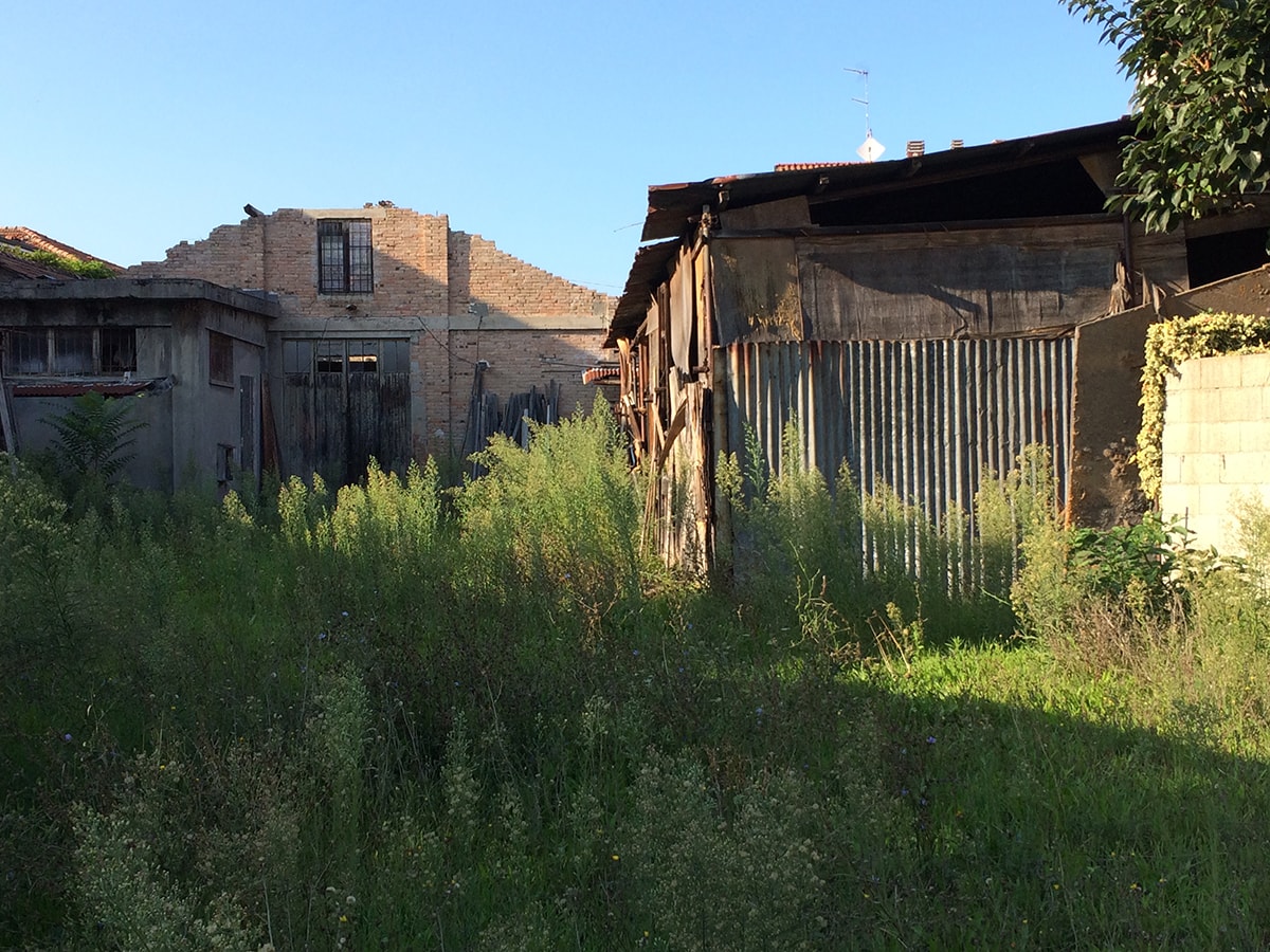 Via Montefeltro: l’ex falegnameria attende una nuova vita