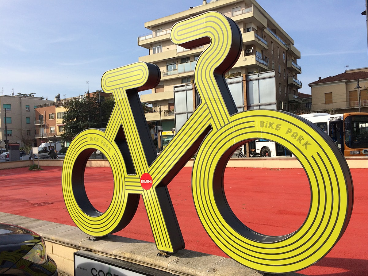 La velostazione (ancora chiusa) è un “parcheggio” per sbandati
