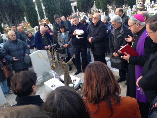 Lambiasi in preghiera sulle tombe di don Benzi e don Maioli