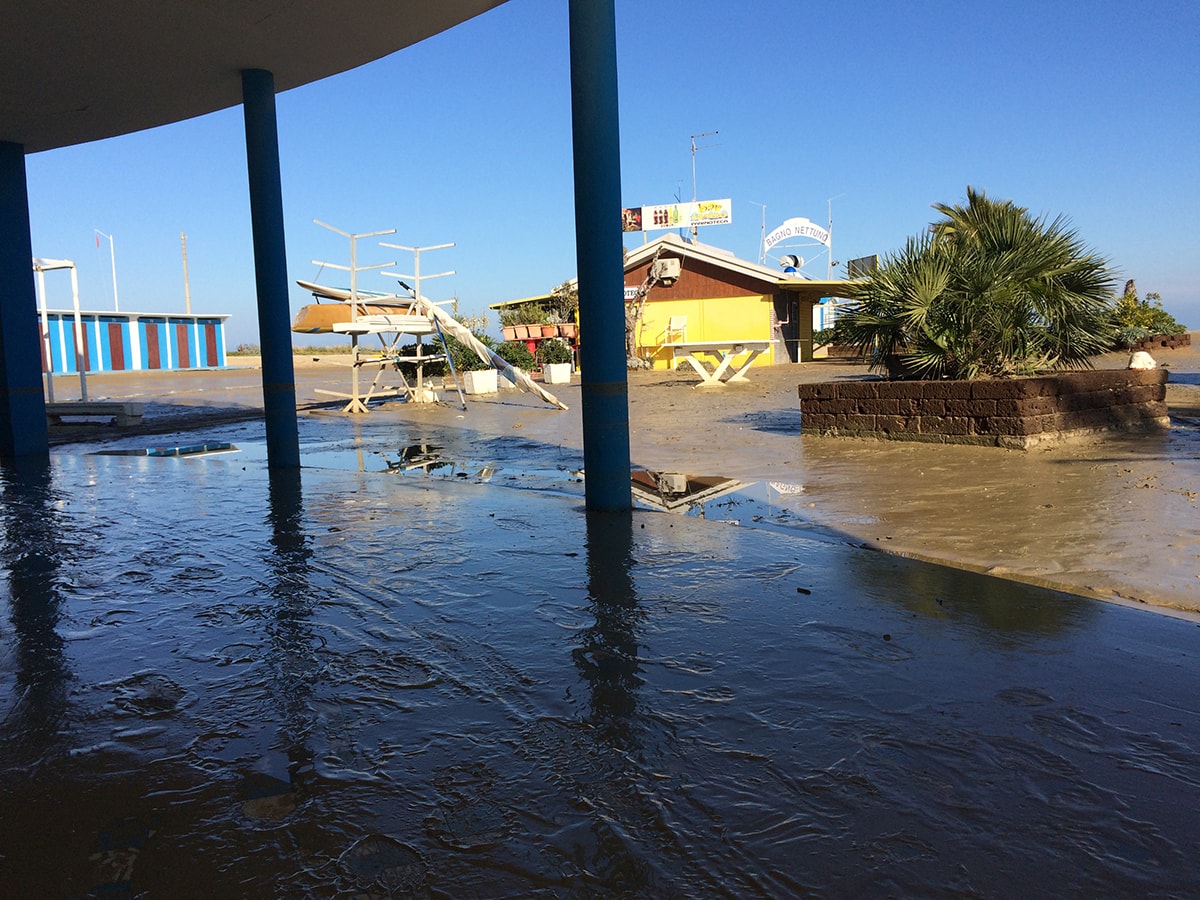 La duna arriva tardi: cabine allagate, il mare lambisce il cantiere di piazzale Kennedy