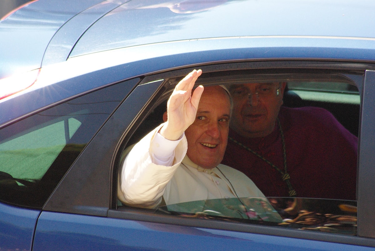 Dio ci scampi dal @Pontifex cinguettante