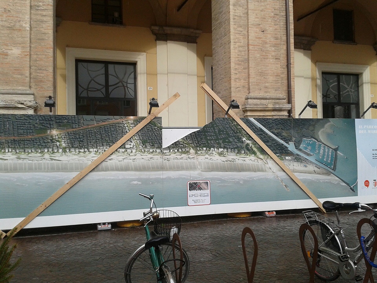 C’è un pacco (del mare) che abbruttisce il villaggio di Natale in piazza Cavour