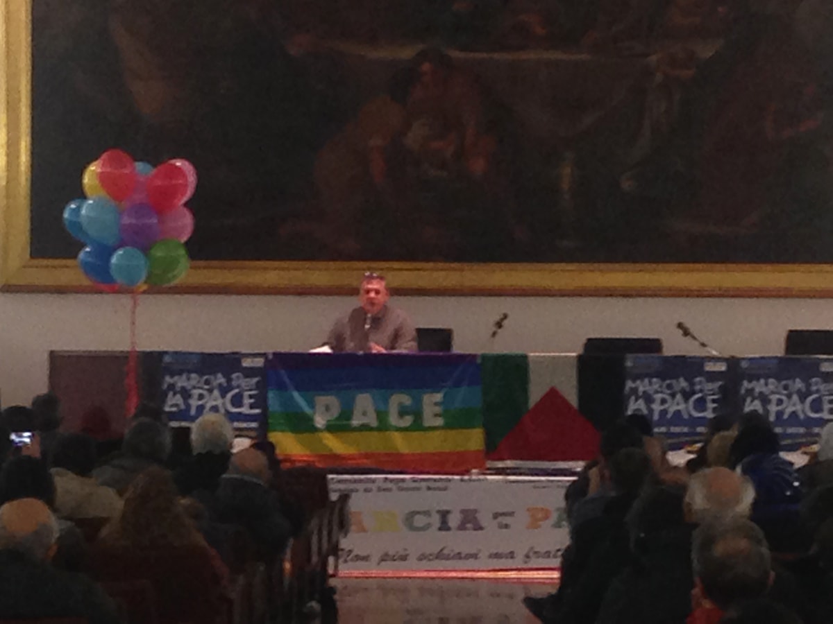 Bandiera LGBT e stop alla religione: ecco il “sogno” del neodirettore della Caritas