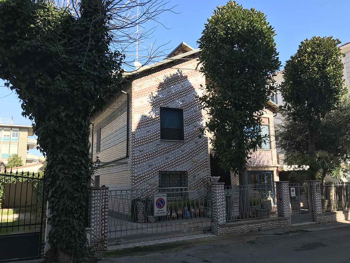 A San Giuliano la casa di Venere, ricoperta da oltre diecimila conchiglie