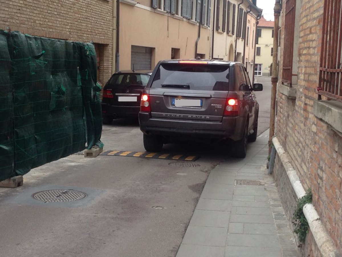 Disagi in via Ducale: pochi metri di spazio per far passare migliaia di veicoli al giorno