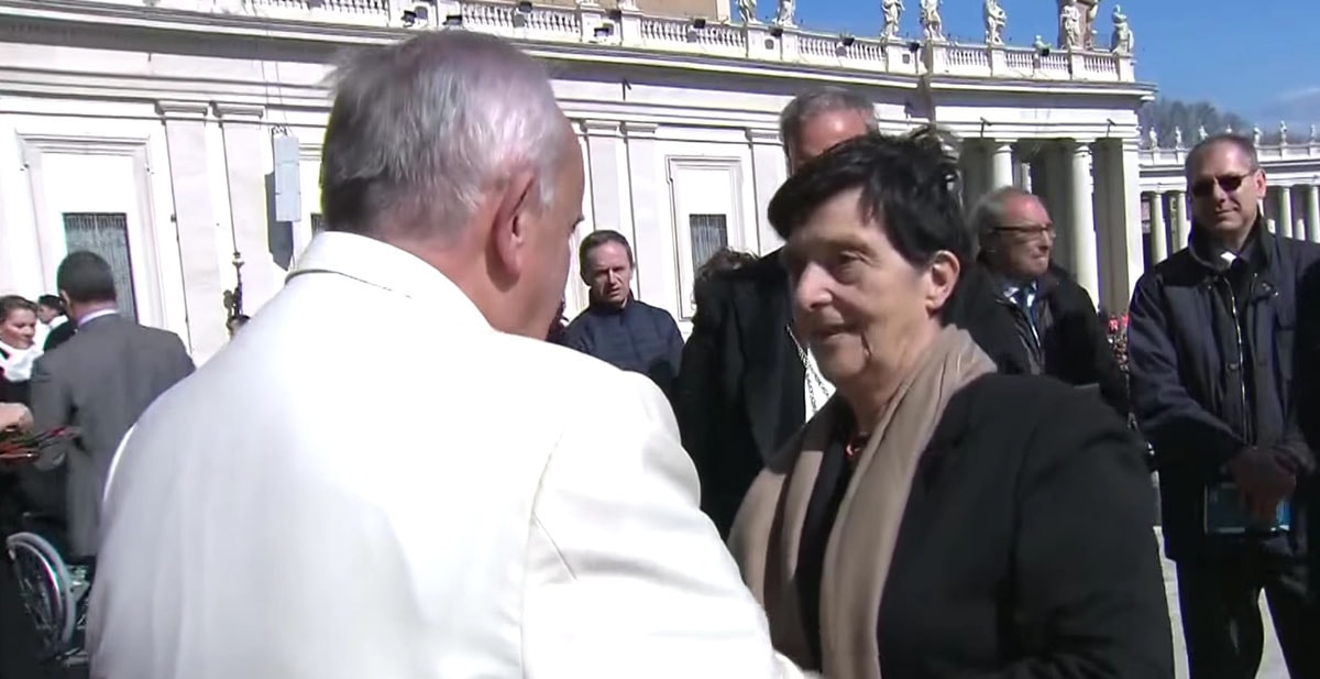Meeting opulento. E il Papa se ne sta alla larga