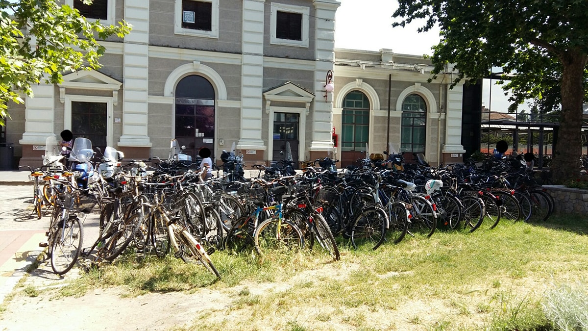 Quella selva di biciclette che invade la zona della stazione