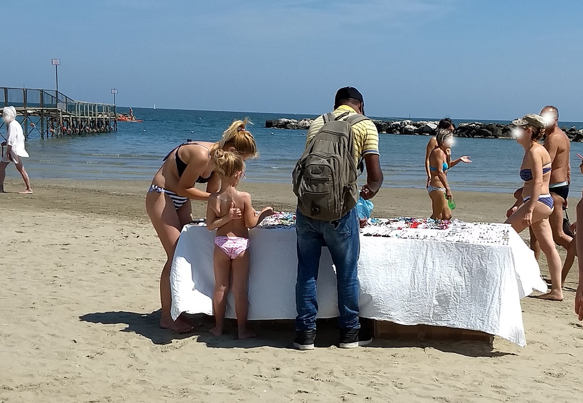 Gnassi ha azzerato gli abusivi? Ecco quanti ne abbiamo contati ieri in spiaggia