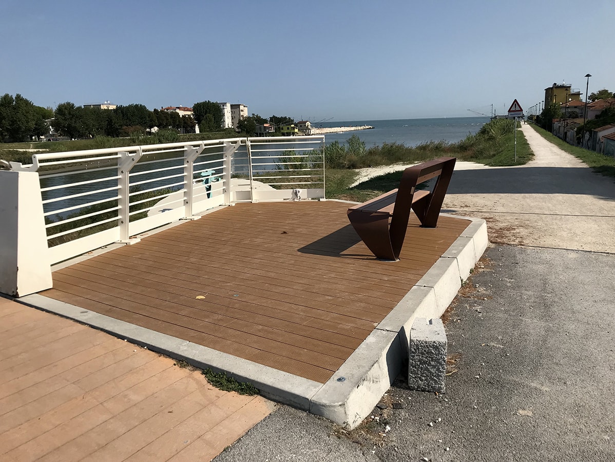 E’ tornata la panchina sul ponte di via Coletti