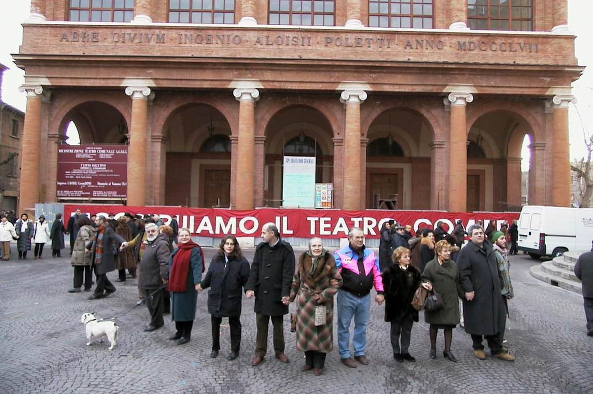 A 18 anni dalla “catena umana” per il Galli piazza Cavour diventa teatro dell’inaugurazione