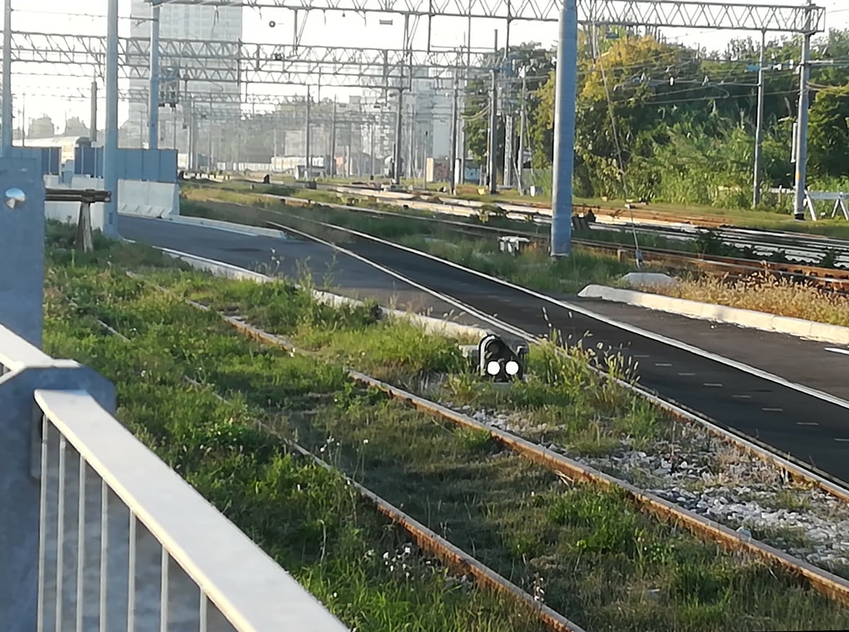 Il “buco” nella corsia protetta: passa il treno, fermate il Trc!