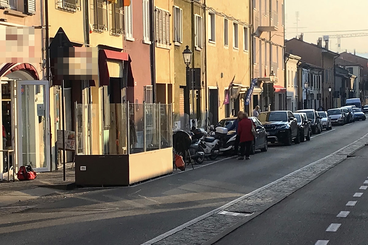 Via Saffi, spariscono alcuni stalli per fare posto alla pedana