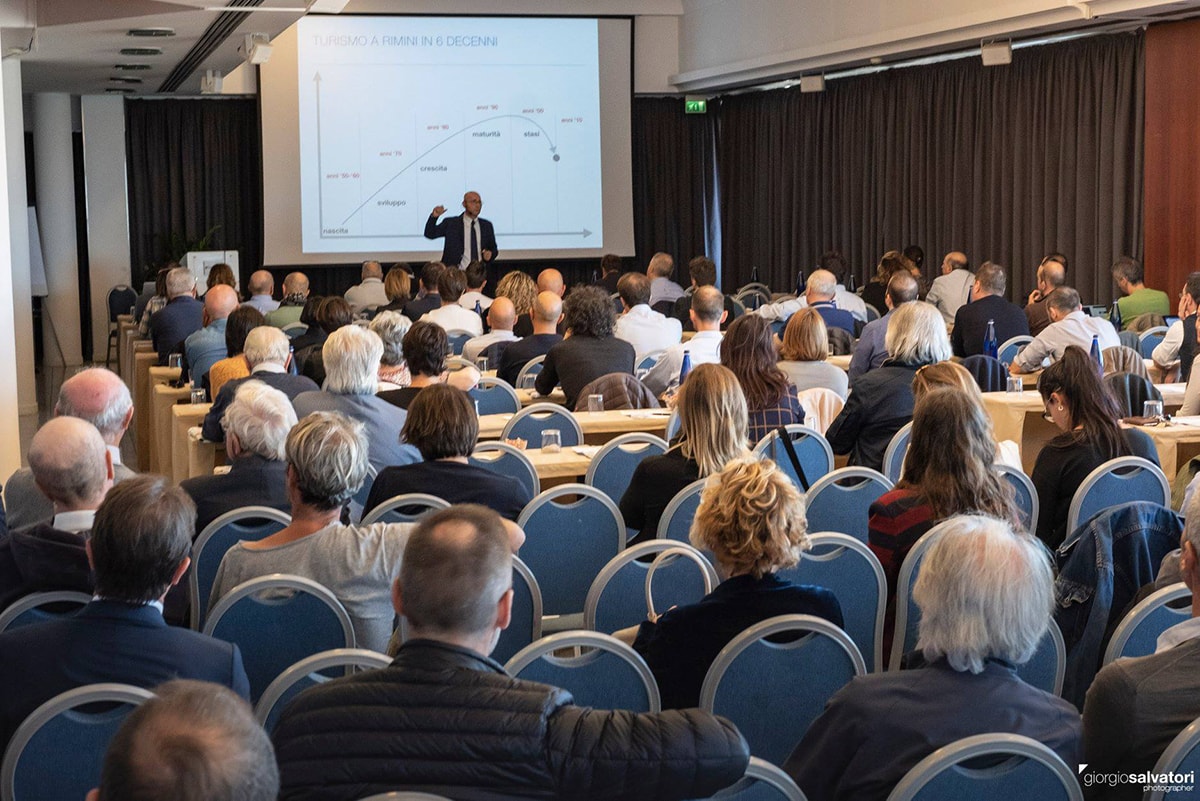 Chi ci crede ancora nel turismo a Rimini? Santinato raduna una folla di albergatori