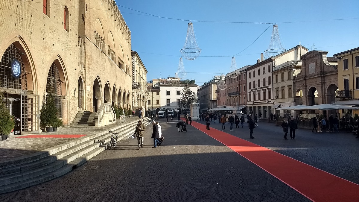 Il foyer a cielo aperto batte in ritirata: smontata la struttura per “ragioni di sicurezza”