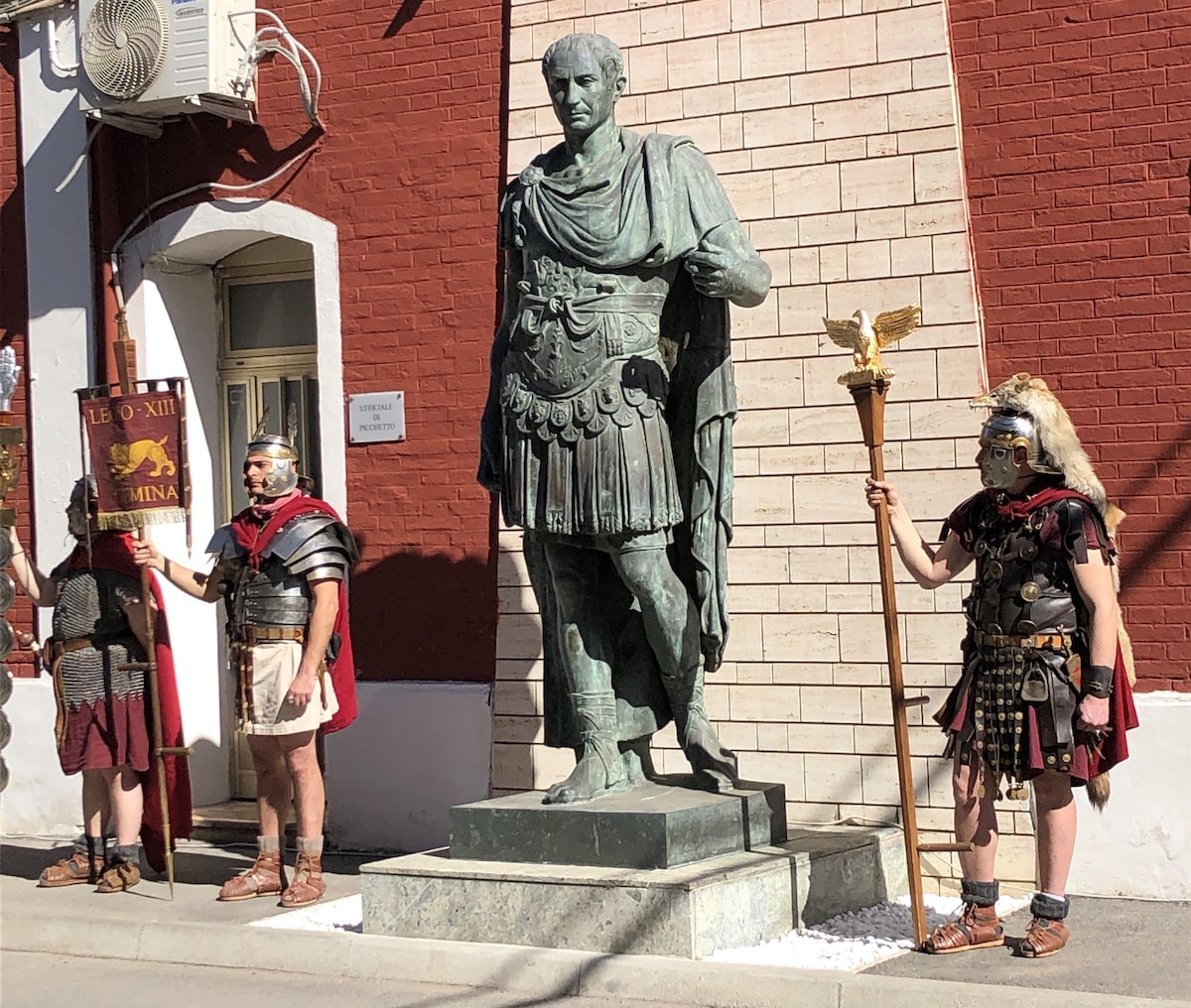 La storia della statua di Cesare, che dopo 74 anni potrebbe tornare in piazza Tre Martiri