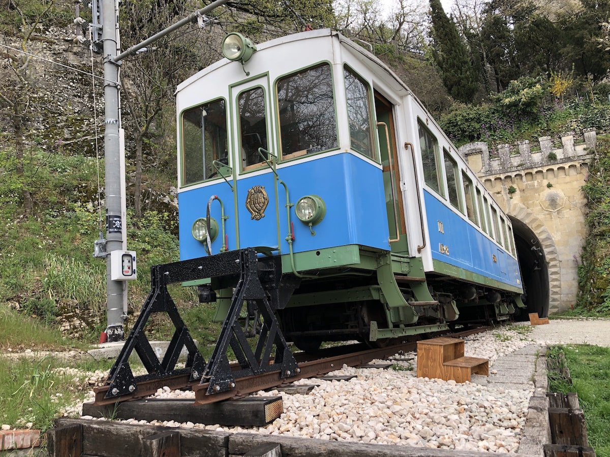 Il glorioso trenino bianco-azzurro riparte dall’elettromotrice “AB-03” per unire Rimini a San Marino