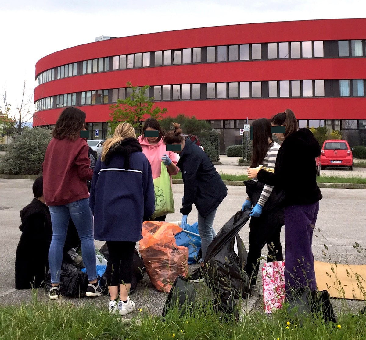 Erika, un gruppo di studenti e l’impegno civico per una Rimini pulita