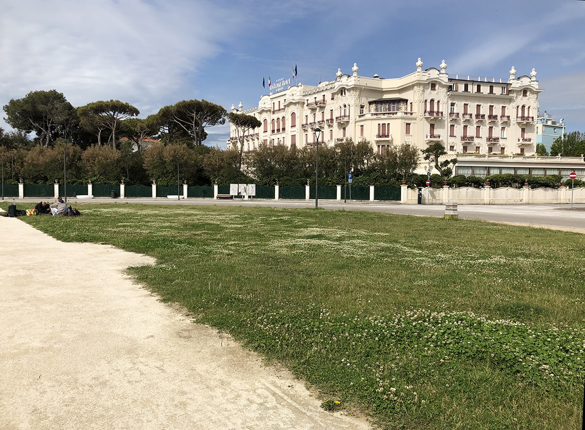 Piazzale Fellini: una “cartolina” imbarazzante Piazzale Fellini: una “cartolina” imbarazzante