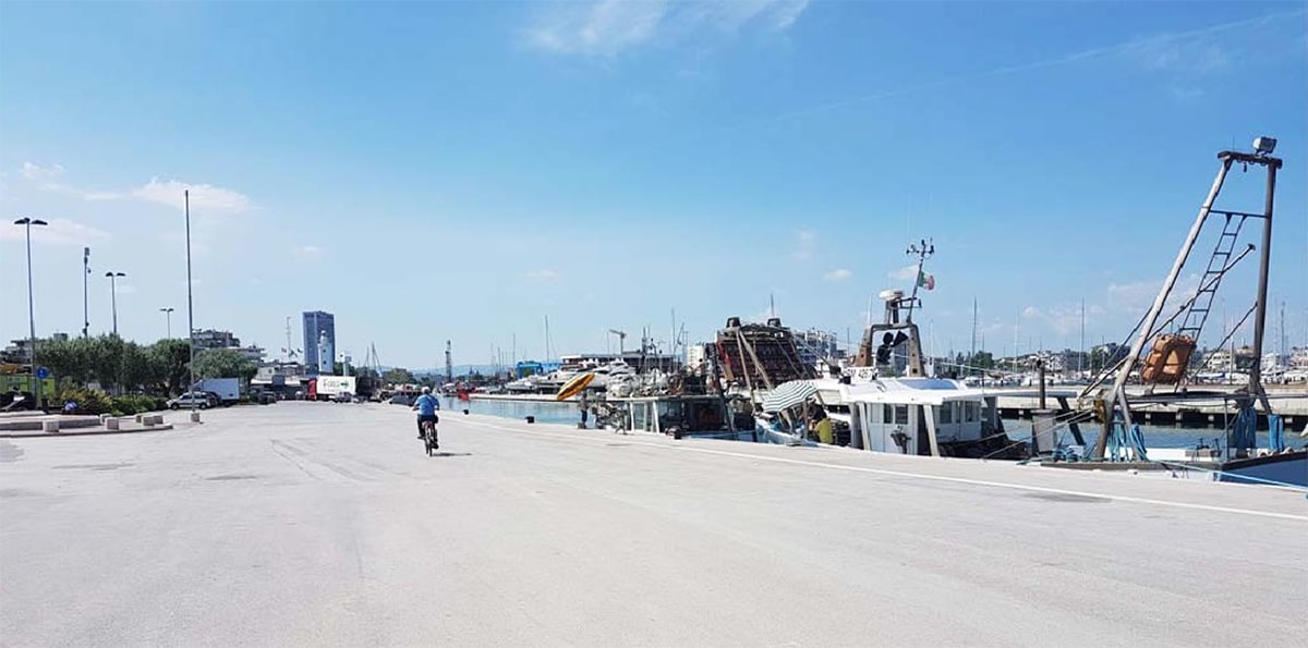 Il porto di Rimini si tinge di azzurro