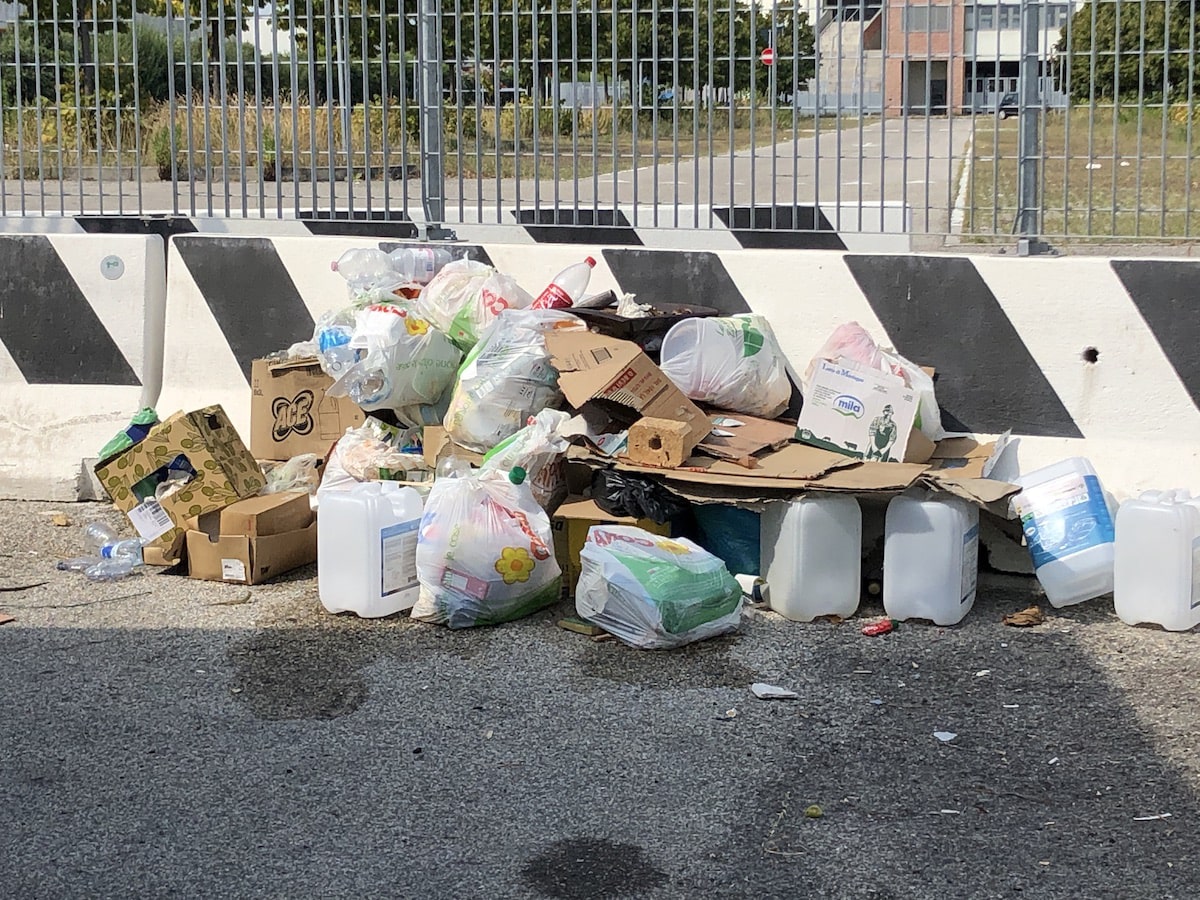 La discarica a cielo aperto nel parcheggio del tempio della musica