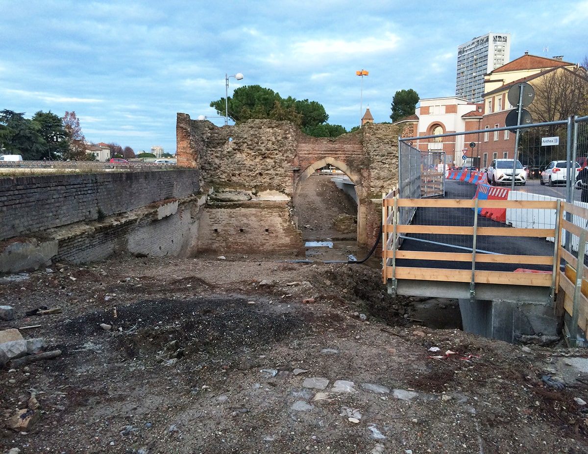 “Porta Galliana soffocata dal cemento armato” “Porta Galliana soffocata dal cemento armato”