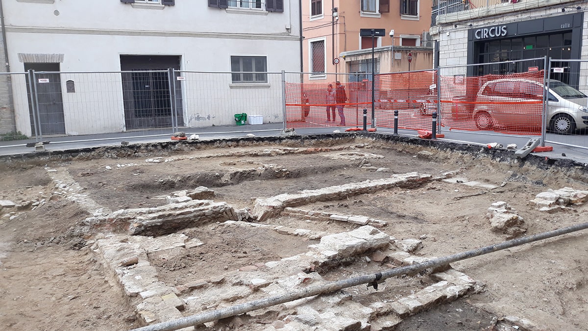 Piazzetta San Martino: i ritrovamenti archeologici sembrano un disturbo anziché un valore