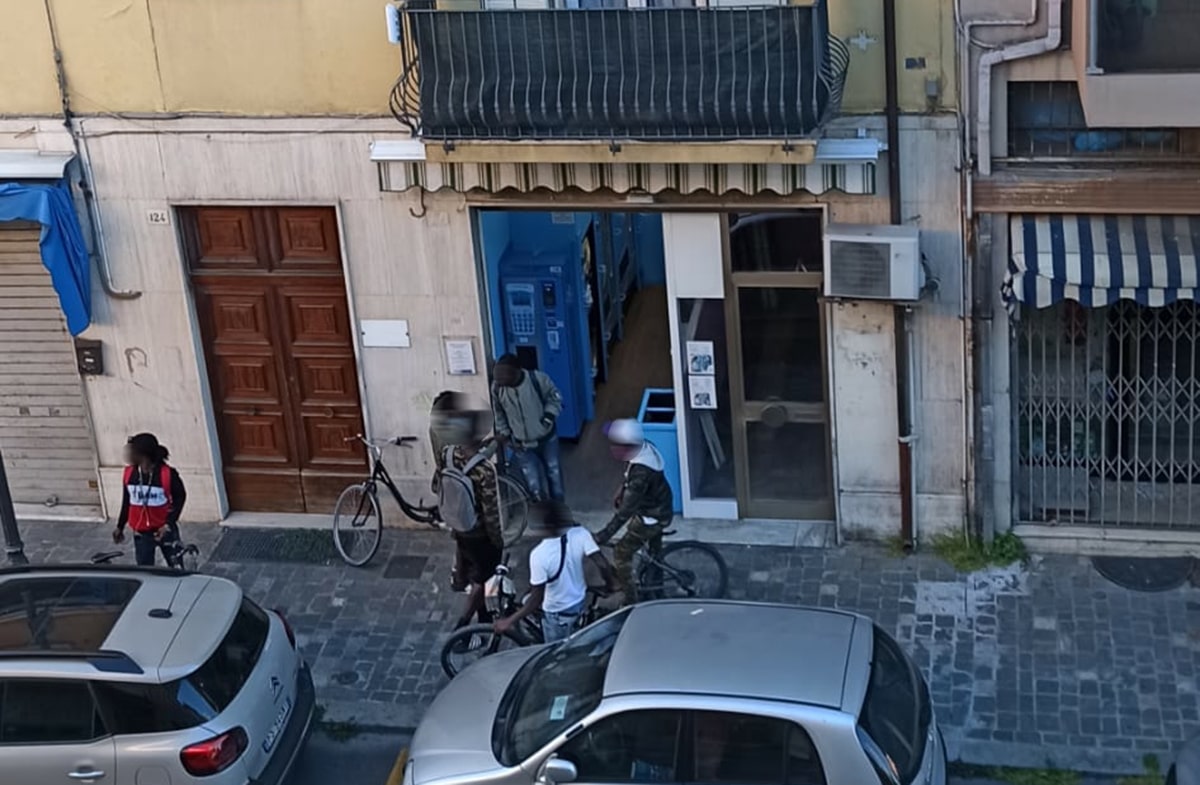 Quando a Rimini nessuno poteva uscire di casa a Borgo Marina apriva il ritrovo degli extracomunitari