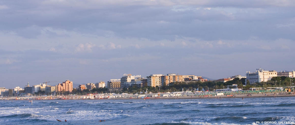 Il virologo: “sbagliato chiudere le spiagge, i raggi ultravioletti fanno bene”