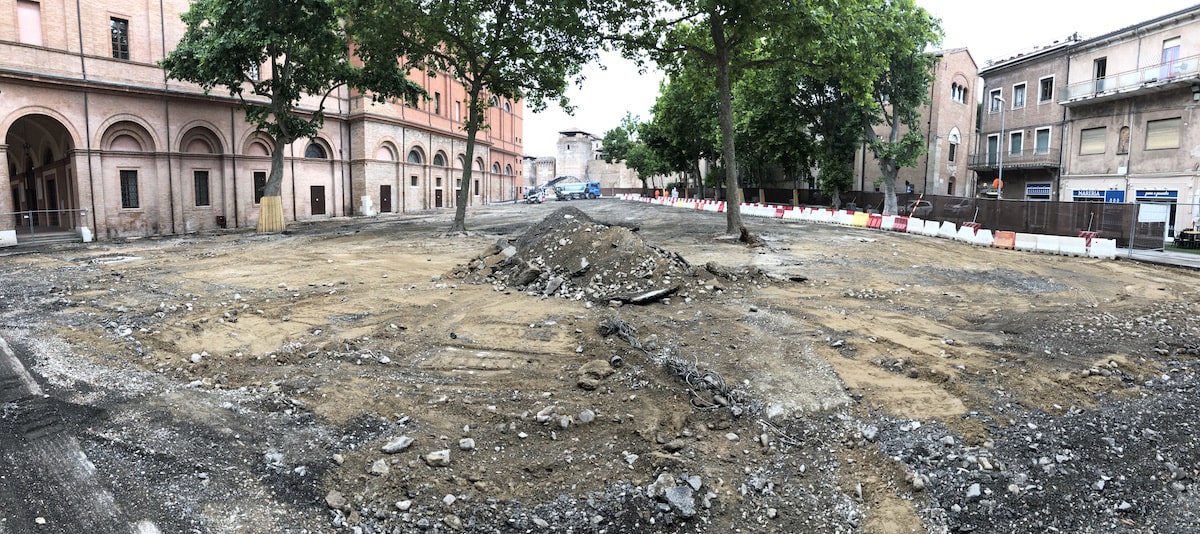 Piazza Malatesta senza pace: via anche l’antica pavimentazione