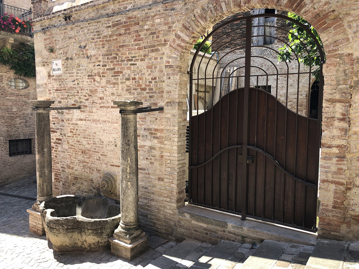 Santarcangelo: sono tornate le colonne dell’antico abbeveratoio